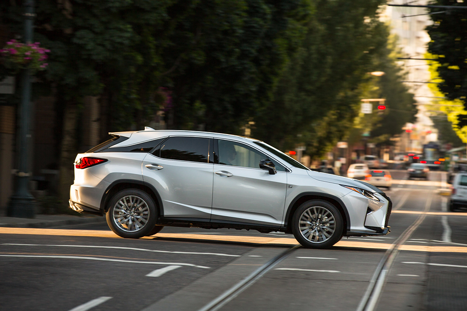 На версии Lexus RX 350 ставится восьмиступенчатый «автомат», а на турбированные RX 200t – шестиступенчатый. Оба работают очень мягко.