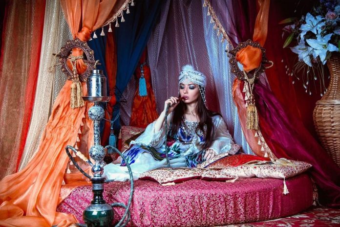 girl-and-hookah-1390802_1280