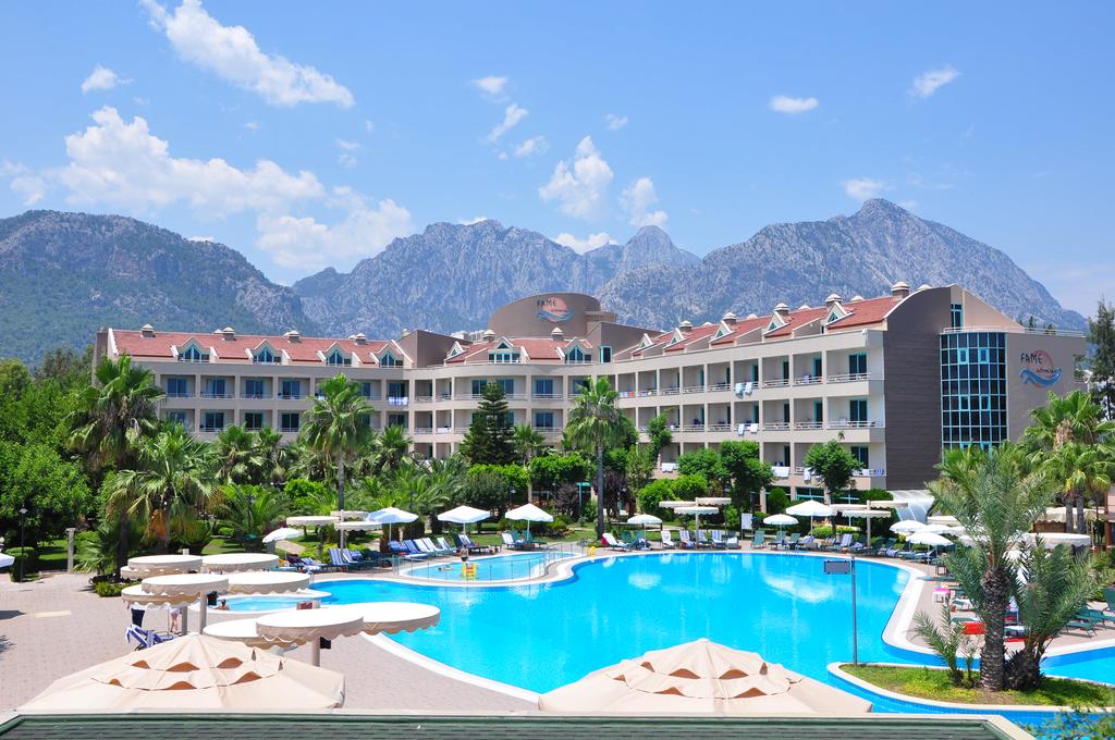 Fame Residence Goynuk 4*(Kemer)-la doar 367 euro persoana.